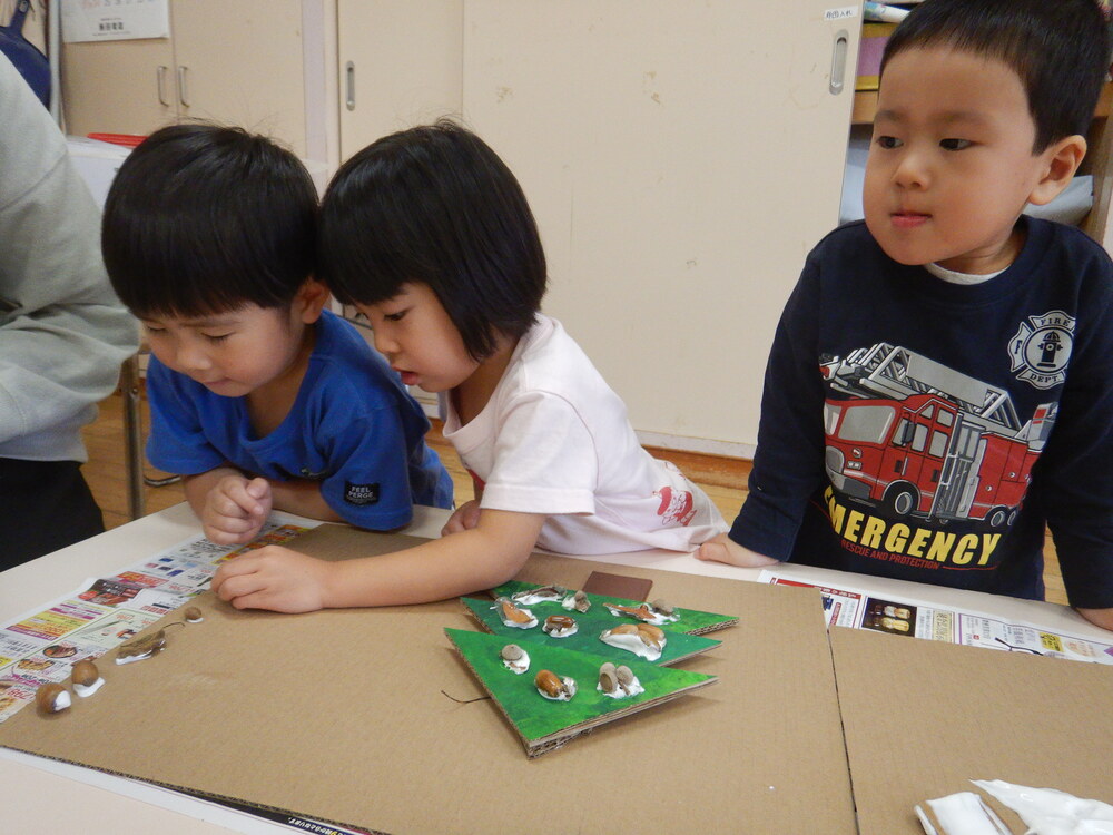 お礼作りをする子ども (5)