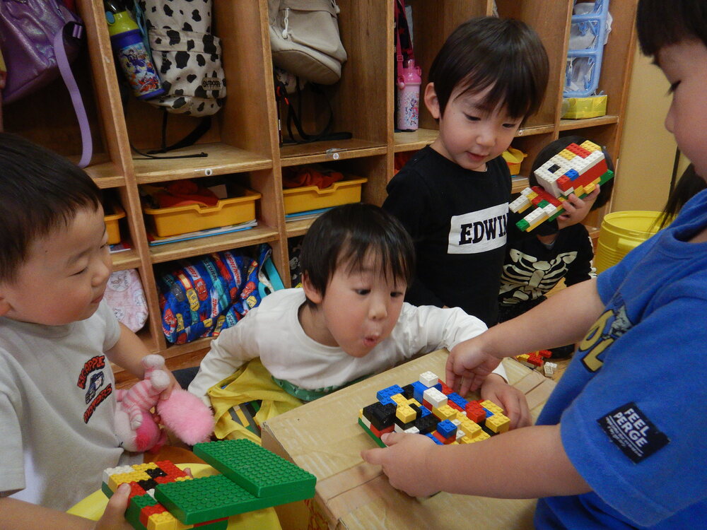 レゴで遊ぶ子ども