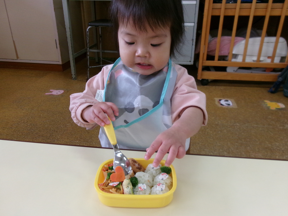 お弁当を食べている様子