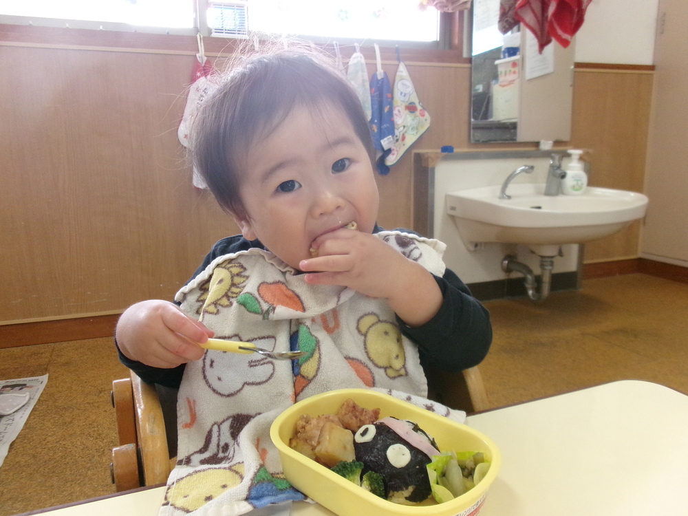 お弁当を食べている様子