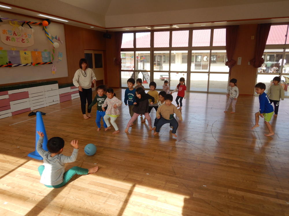 遊戯室で遊ぶ様子1