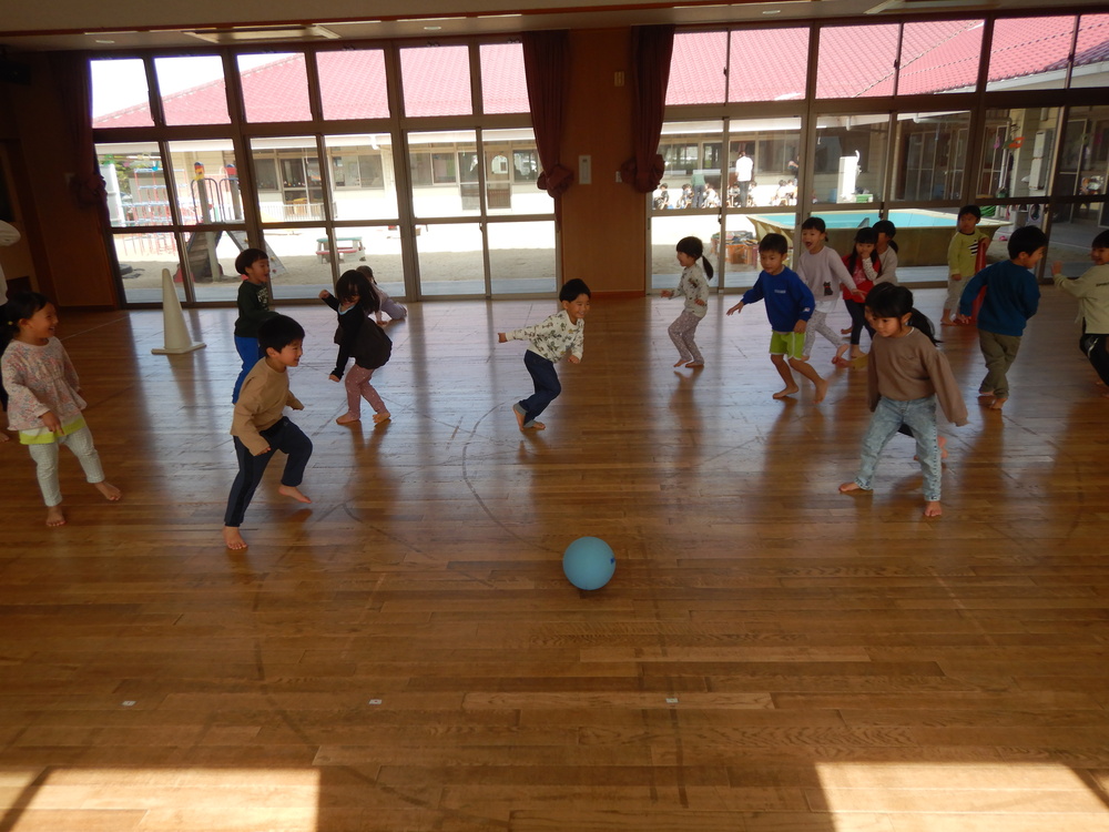 遊戯室で遊ぶ様子2