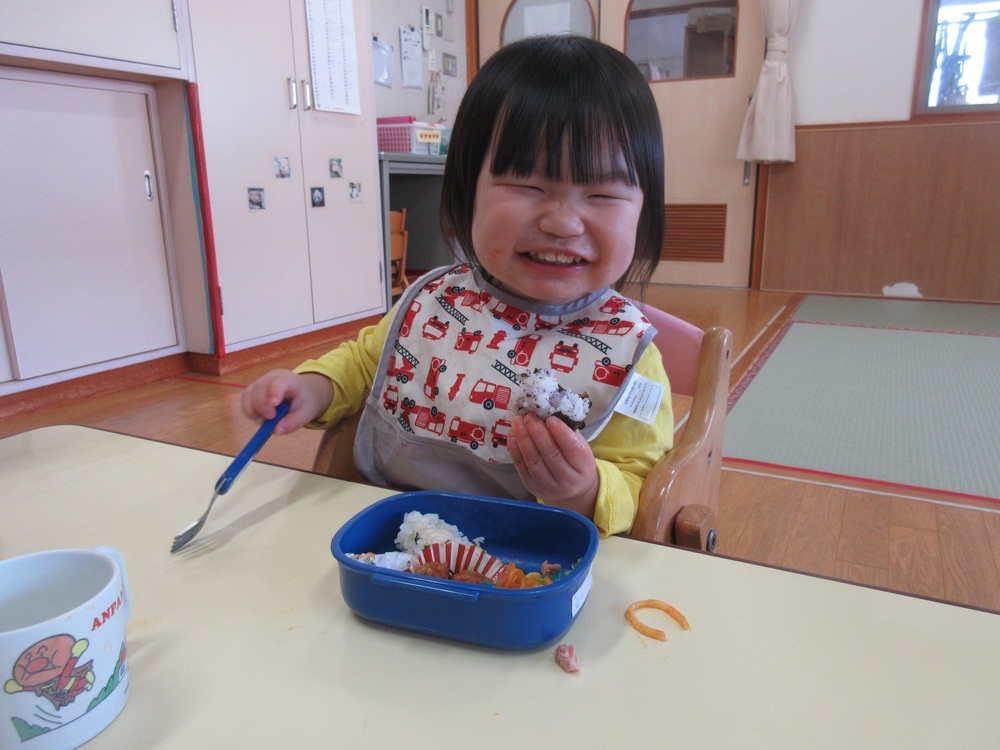 弁当を食べている