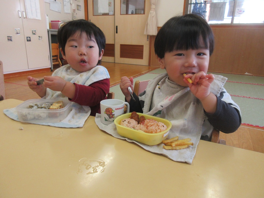 弁当を食べている