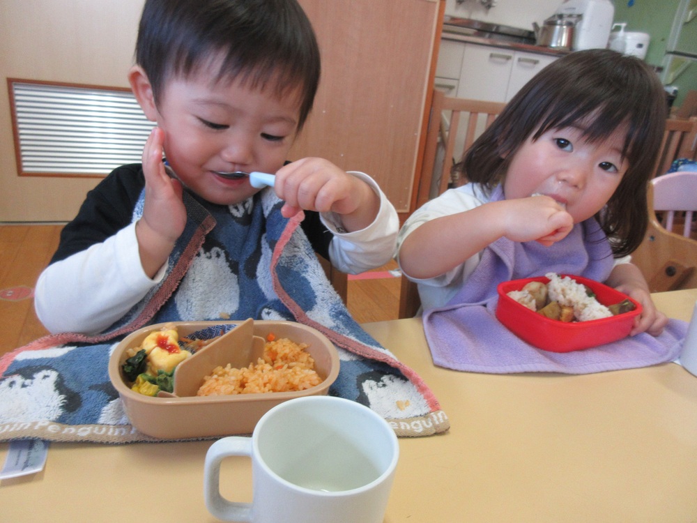 弁当を食べている