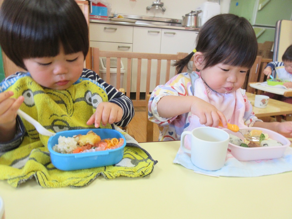 弁当を食べている