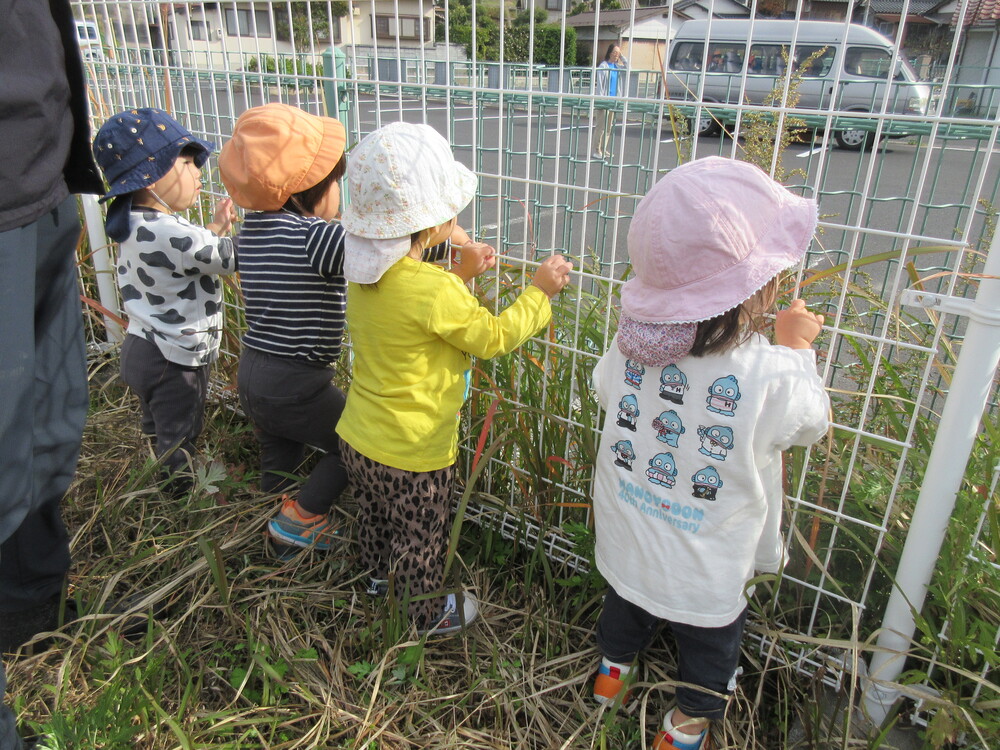 お見送りしている