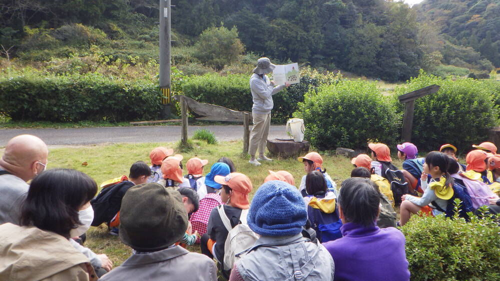 鬼岩見学の様子 (2)