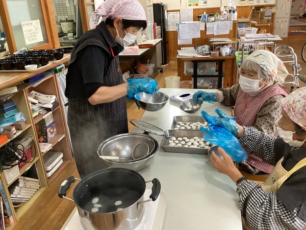 団子作ってます