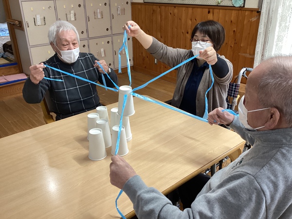 紙コップを重ねていきます