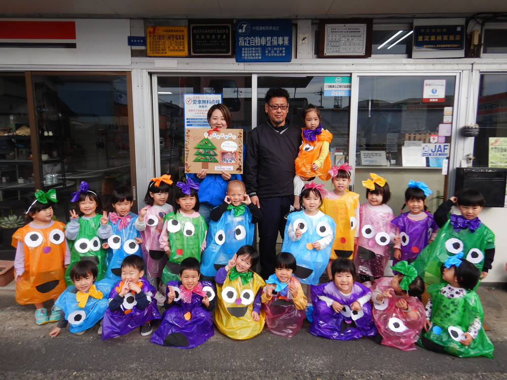 ハロウィンのお礼を渡す子ども (1)