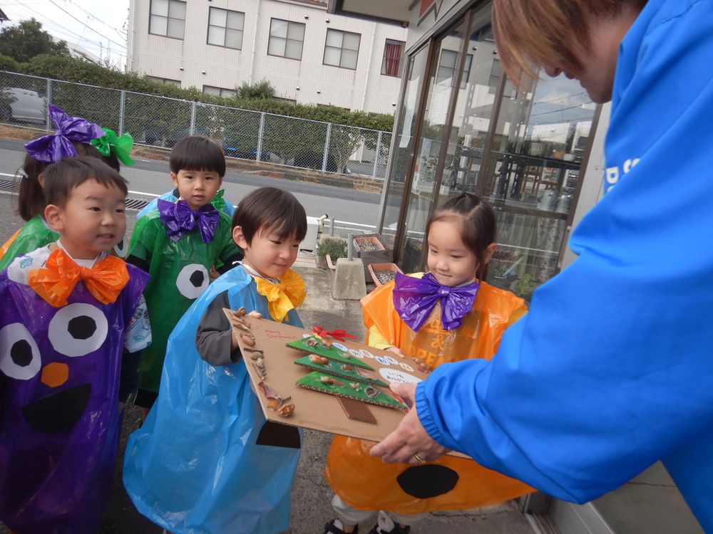 ハロウィンのお礼を渡す子ども (2)