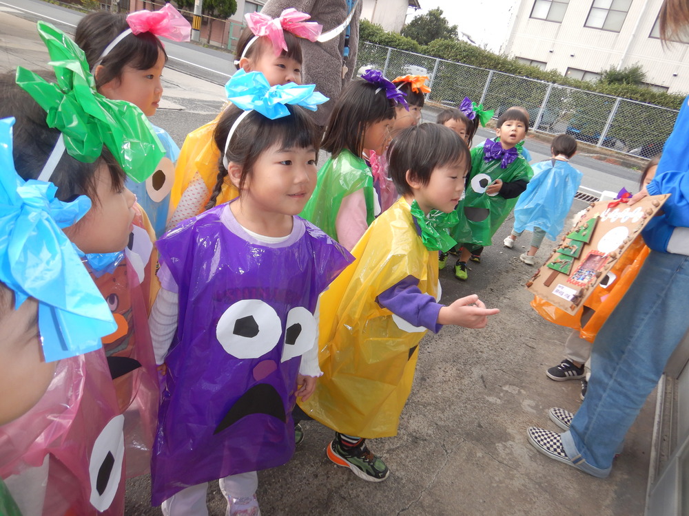 ハロウィンのお礼を渡す子ども (3)