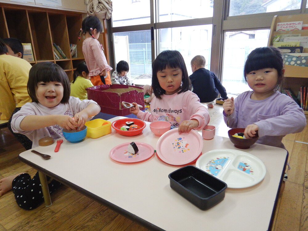 室内で遊ぶ子ども (1)