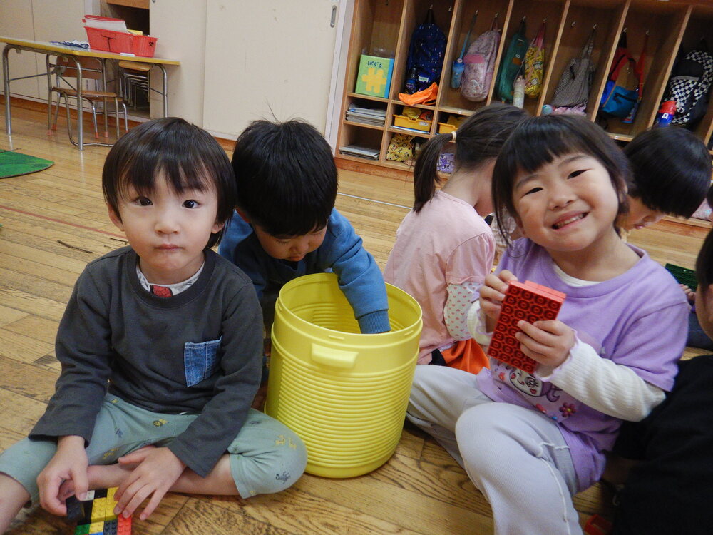 室内で遊ぶ子ども (2)