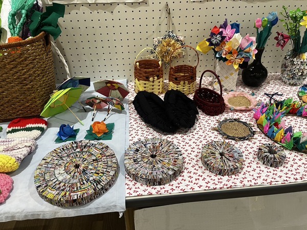 チラシや折り紙で