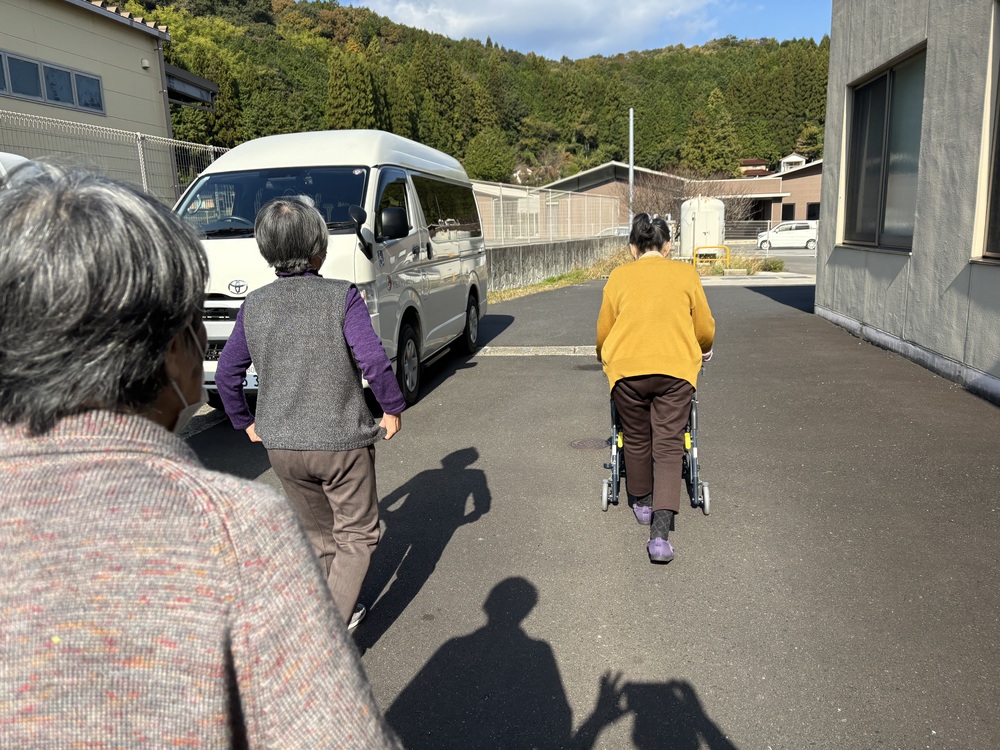 歩いて向かっている様子