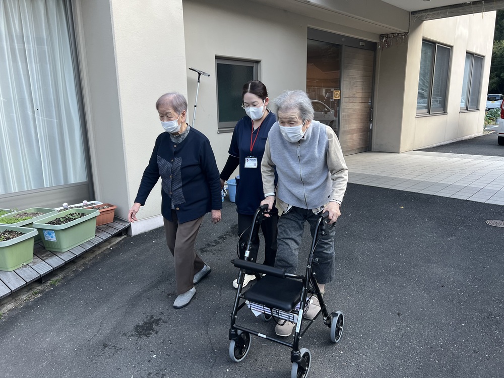 歩いて向かっています