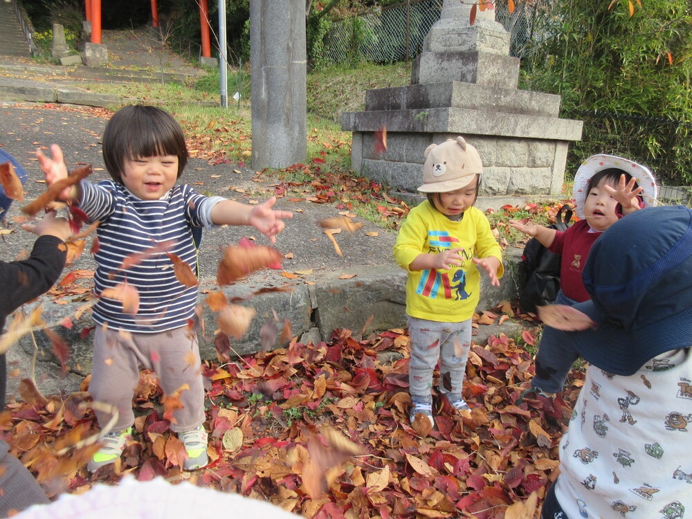 落ち葉で遊んでいる