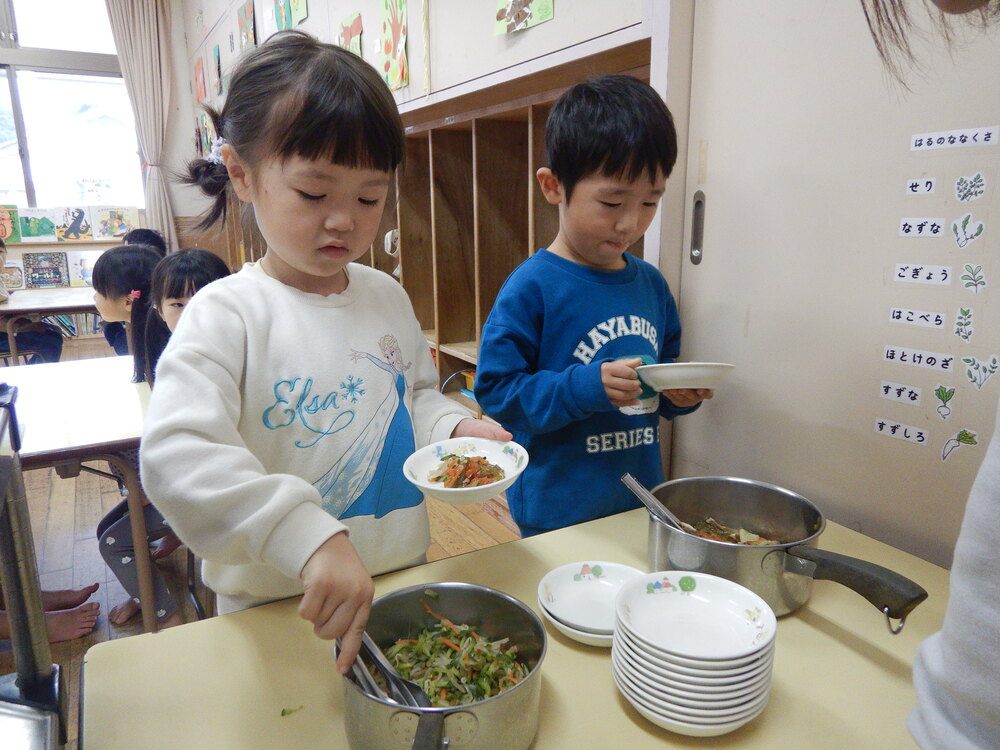 おかずを盛り付ける様子