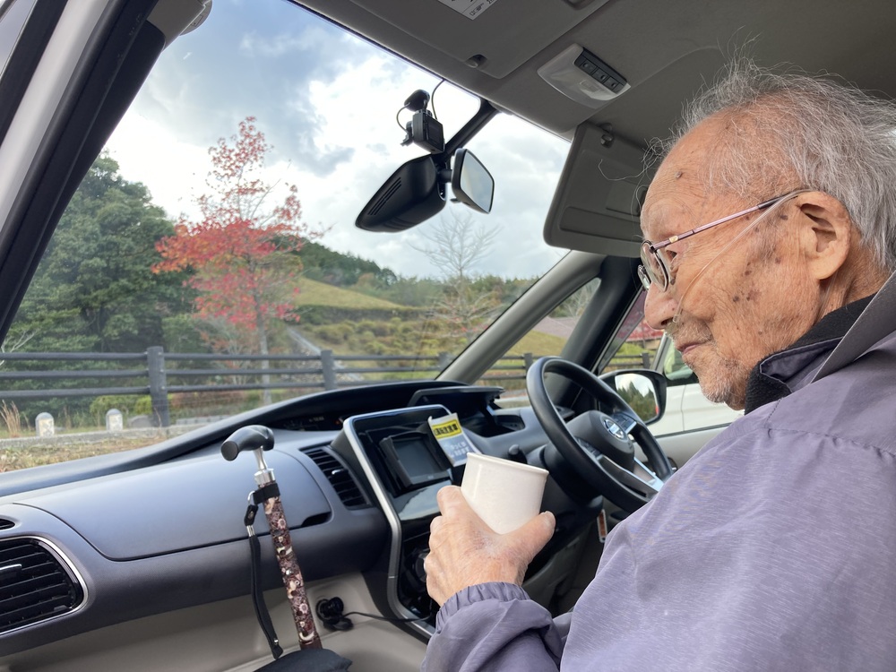 お茶を飲みながら紅葉鑑賞