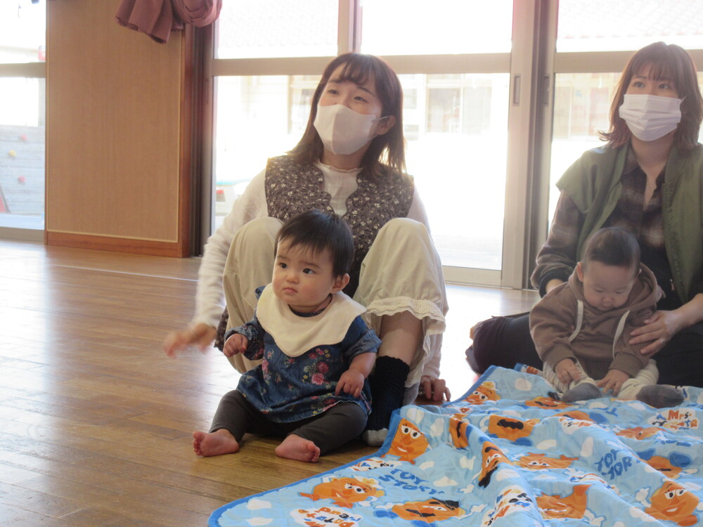 絵本読み聞かせの様子