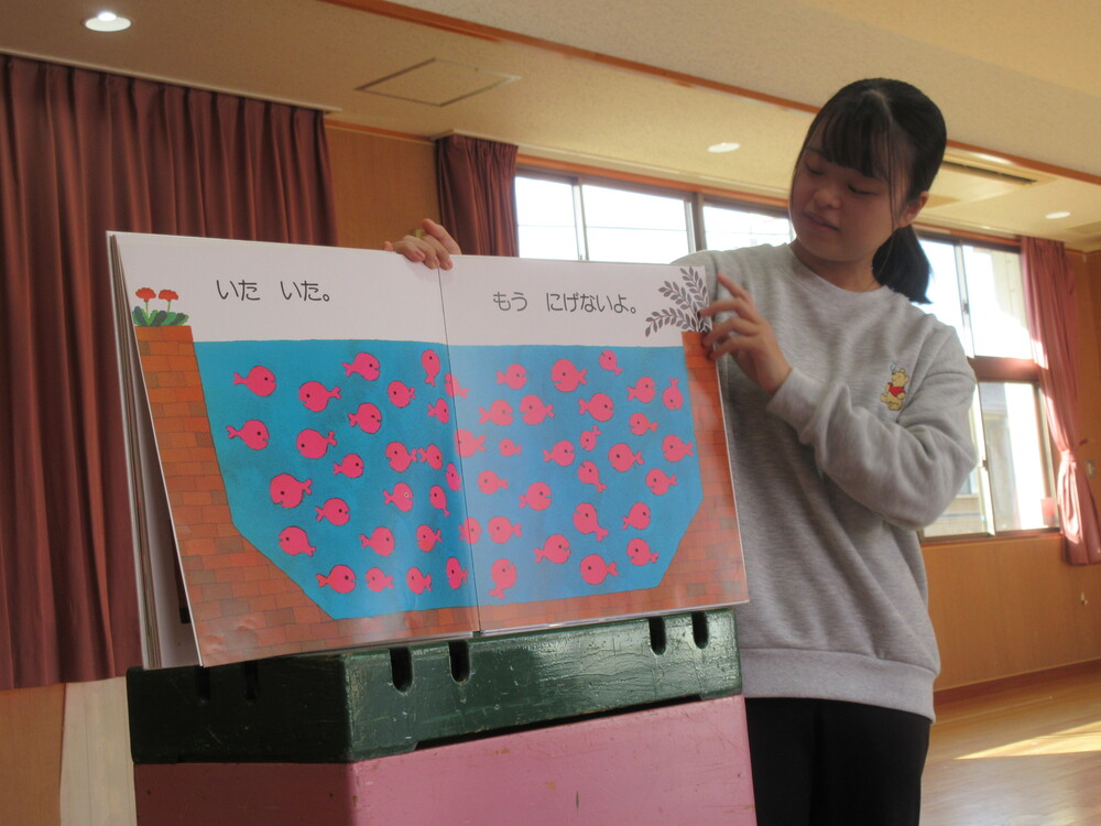 絵本の読み聞かせの様子