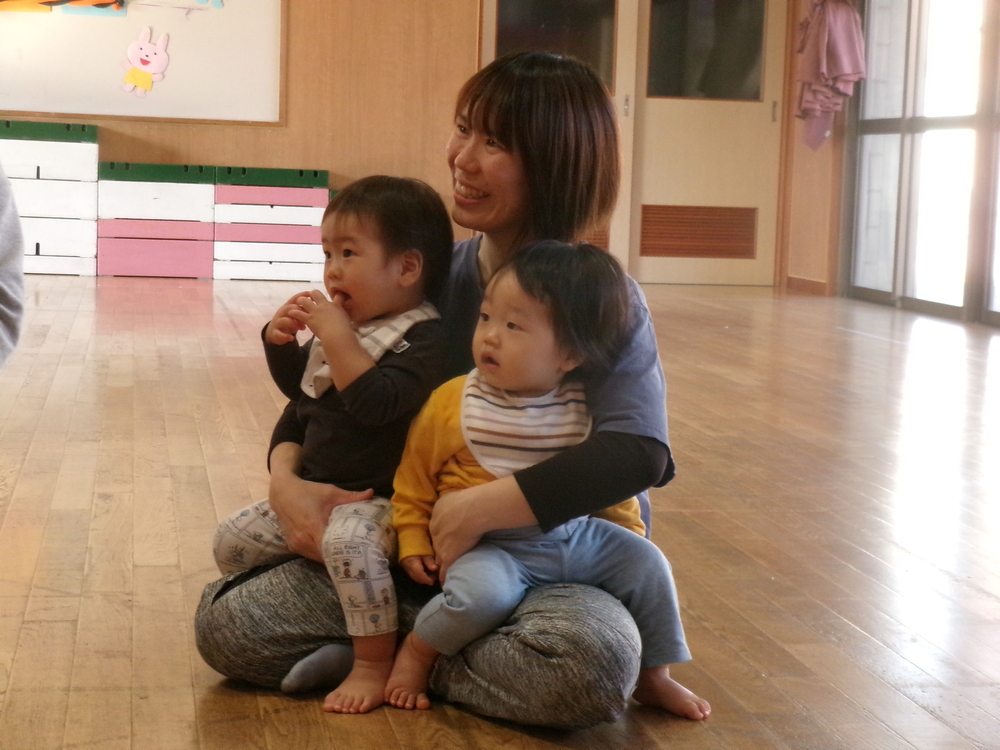 絵本を見ている