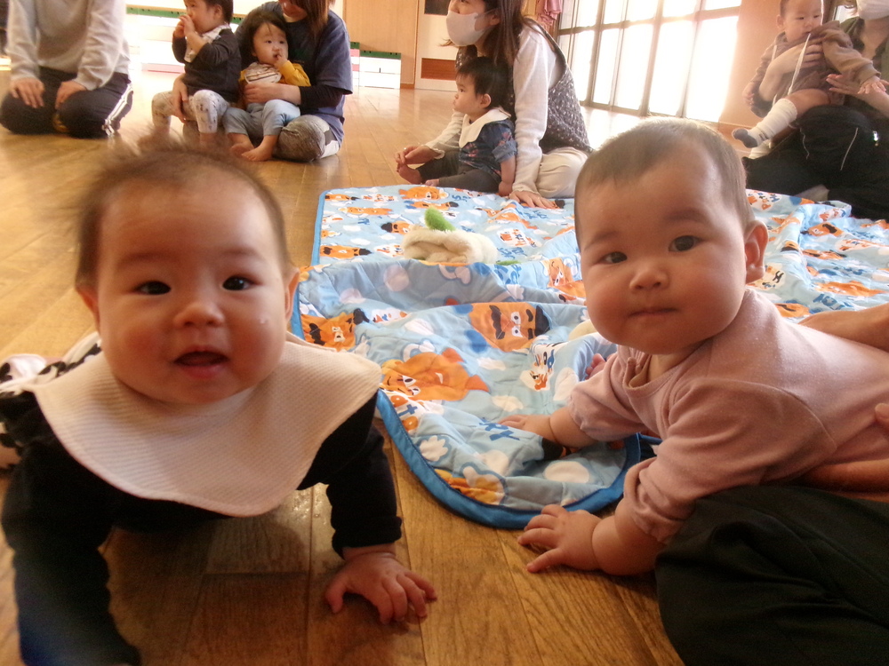 読み聞かせを聞いている