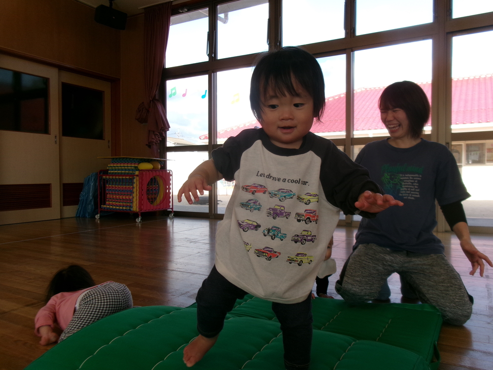 マットの山で遊んでいる