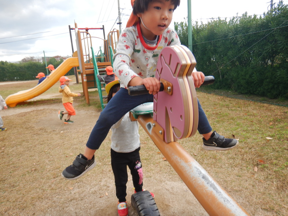 宮崎公園で遊ぶ子供 (1)