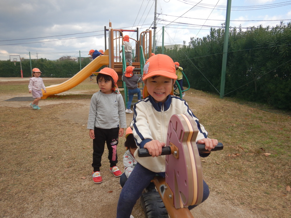 シーソーで遊ぶ子供