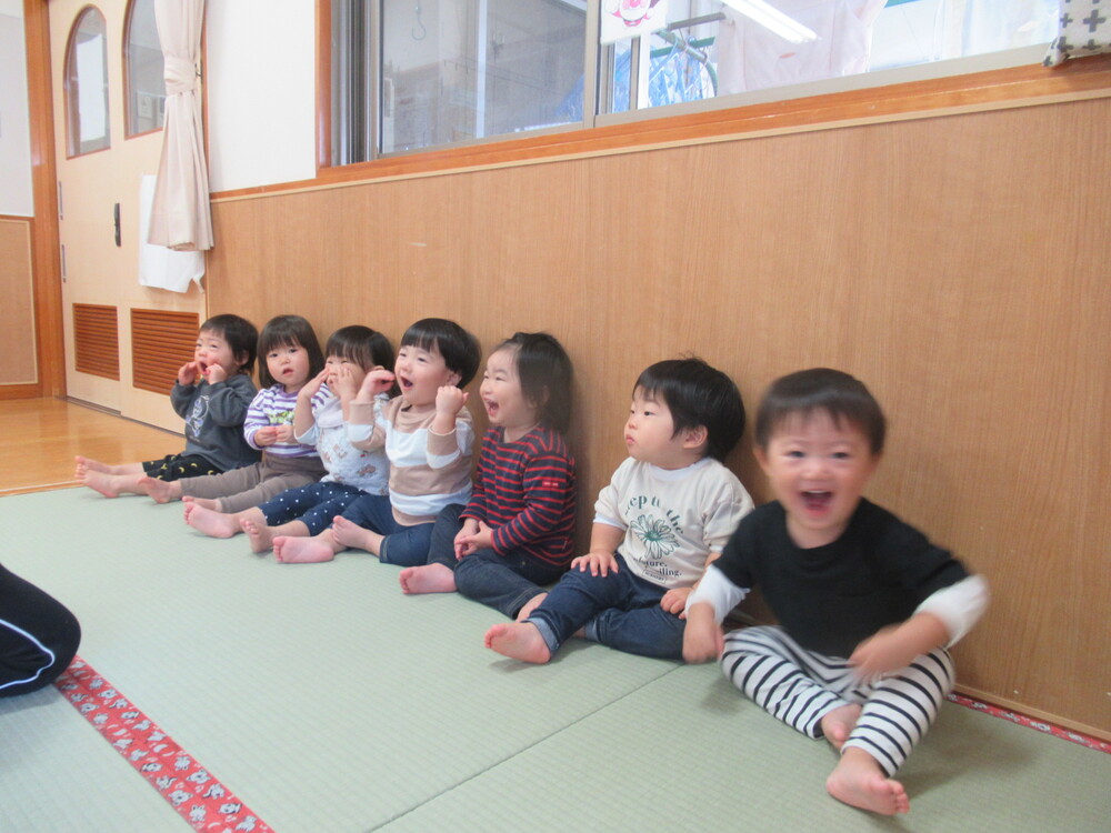 手遊びをしている