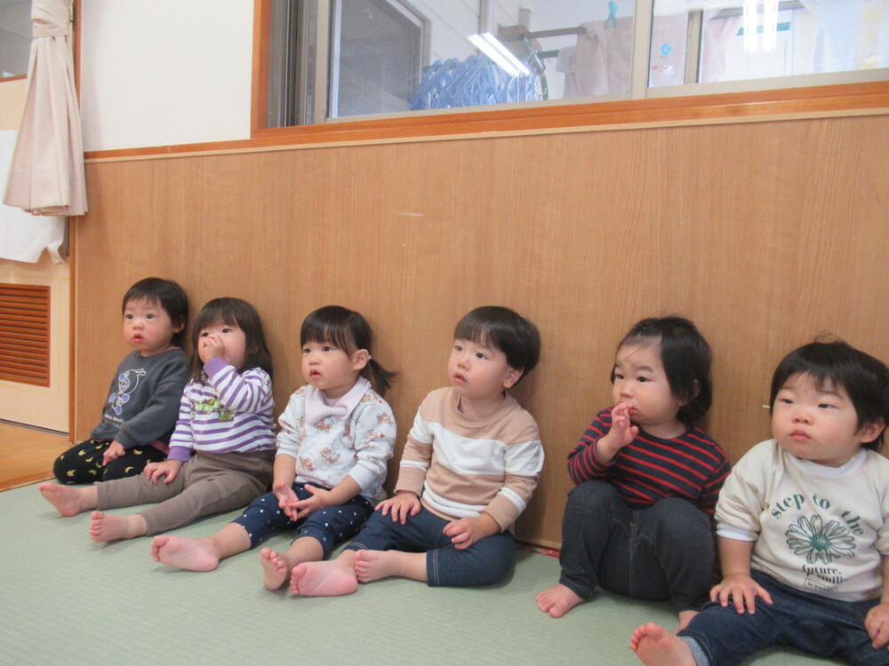 大型絵本を見てる