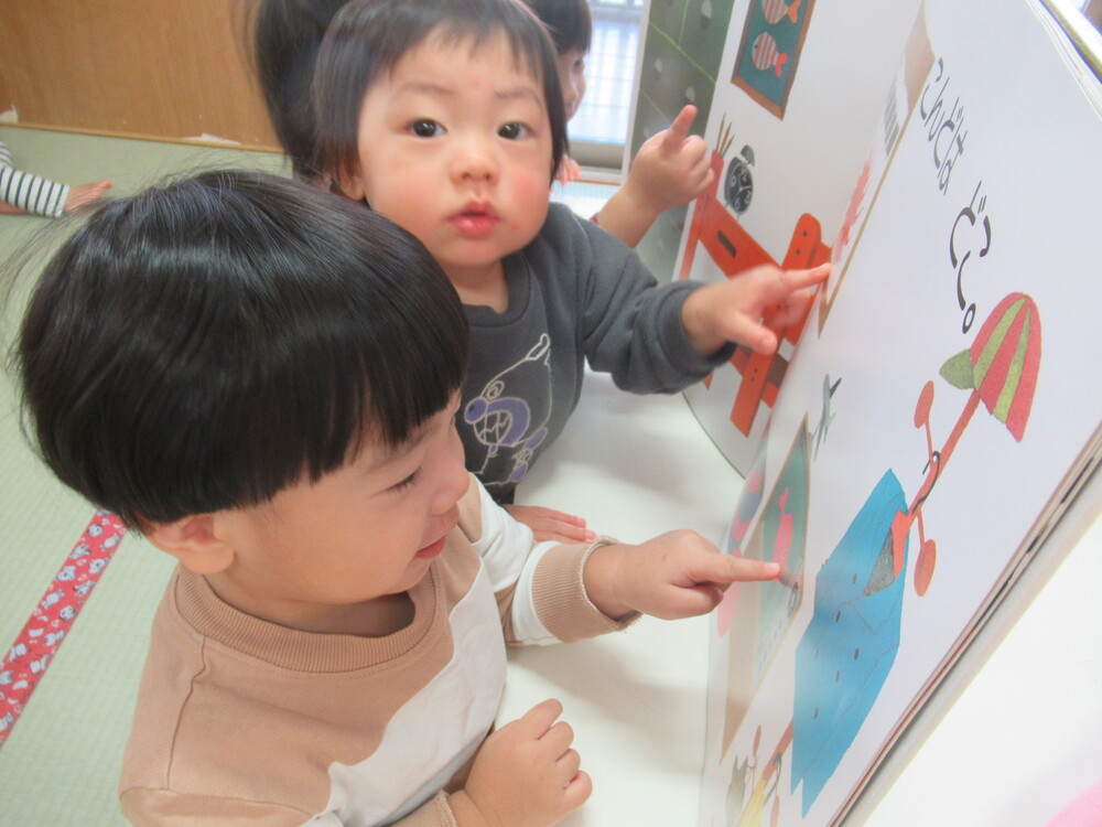 大型絵本を見ている