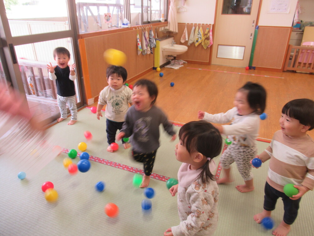 ボールで遊んでいる