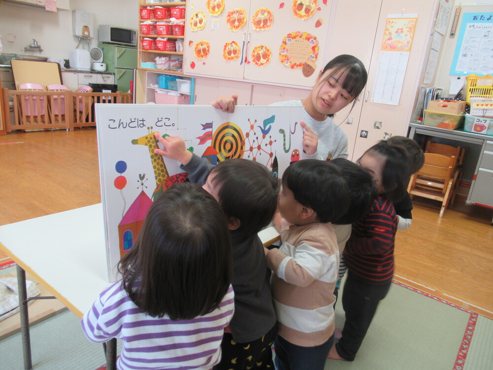 大型絵本を見ている