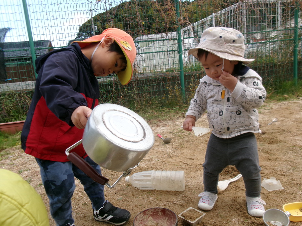 園庭遊びの様子 (5)