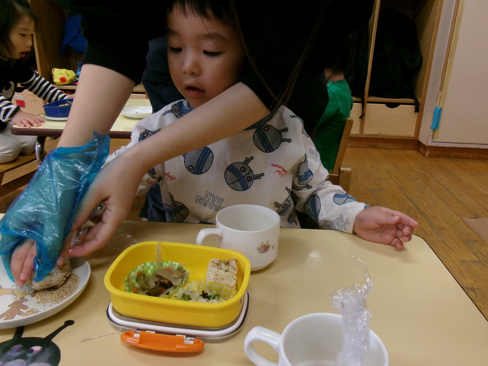 お弁当ごっこの様子