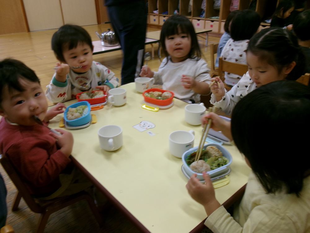 お弁当ごっこの様子