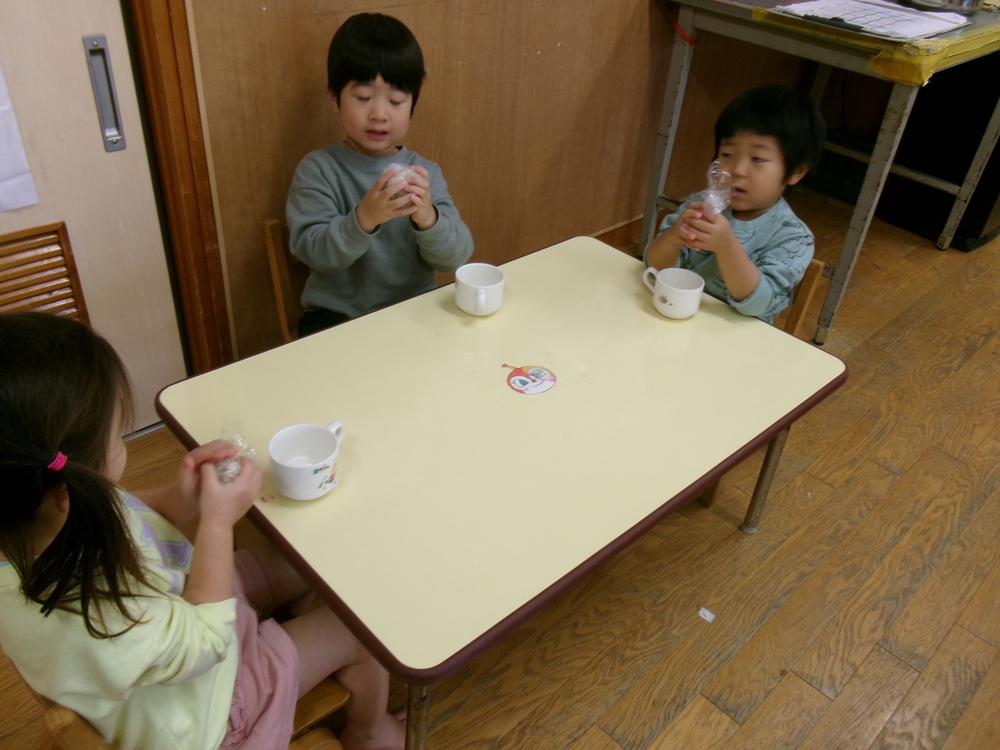 お弁当ごっこの様子