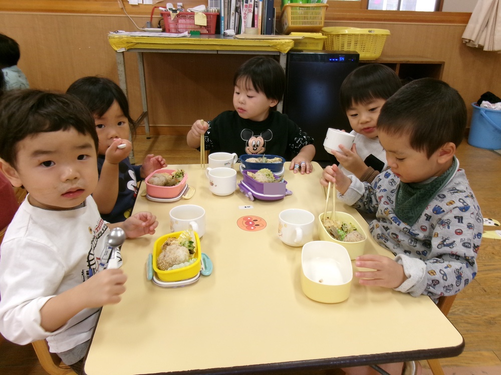 お弁当ごっこの様子