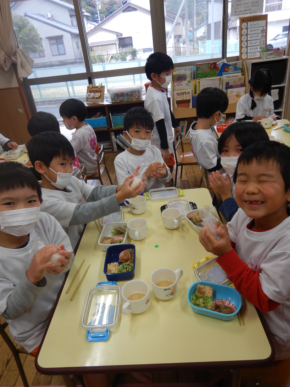 おにぎりを握る様子