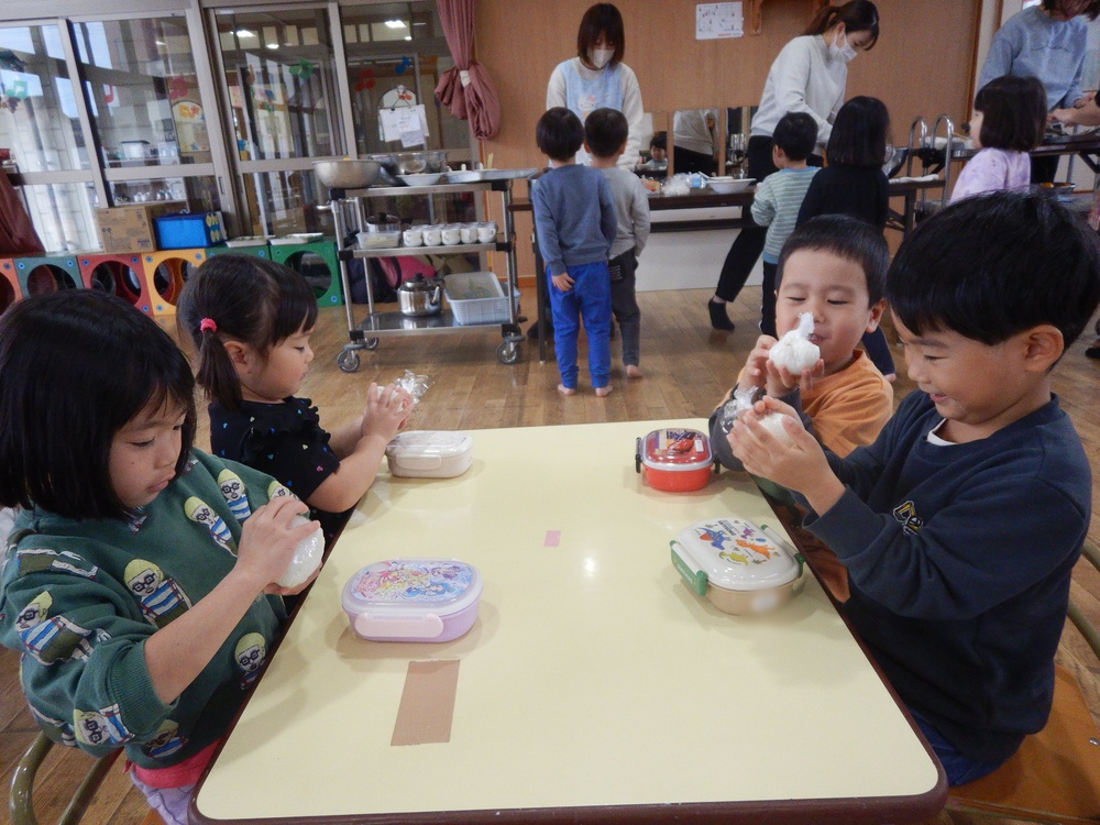 おにぎりを握っている様子２