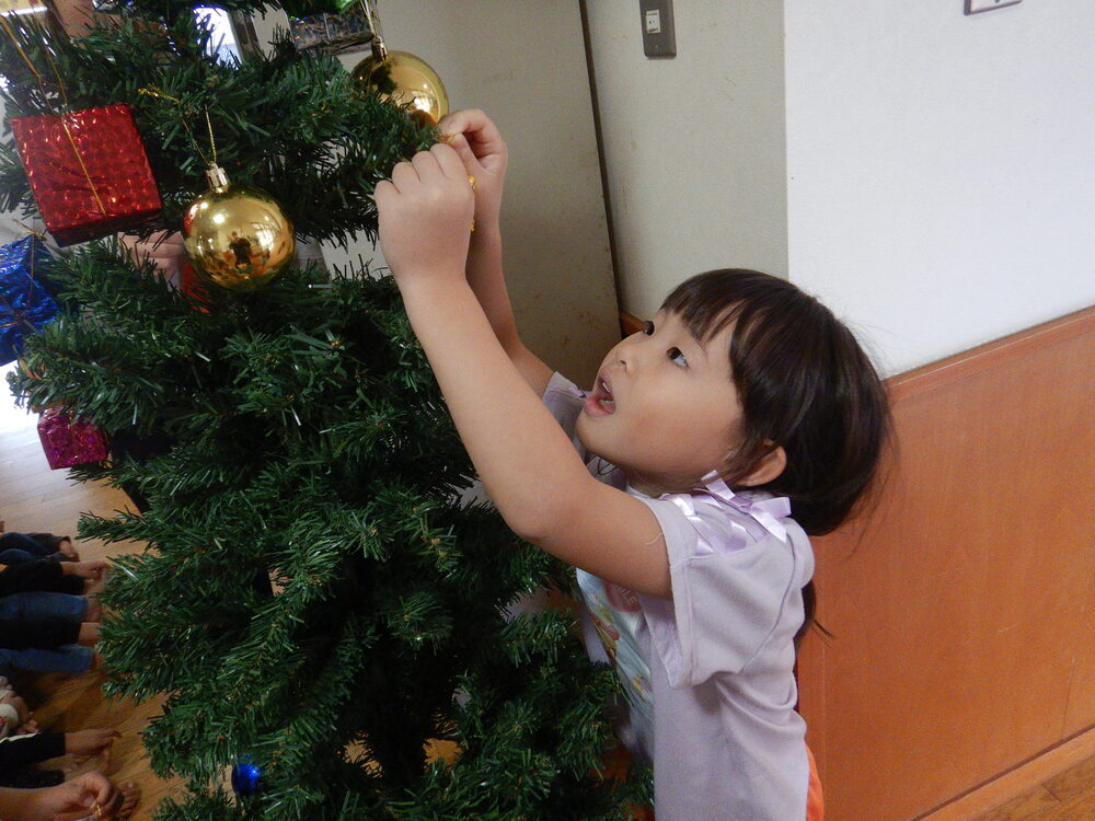 ツリーに飾りつけをする様子