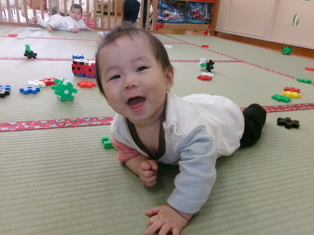 井形ブロックで遊んでいる様子 (1)