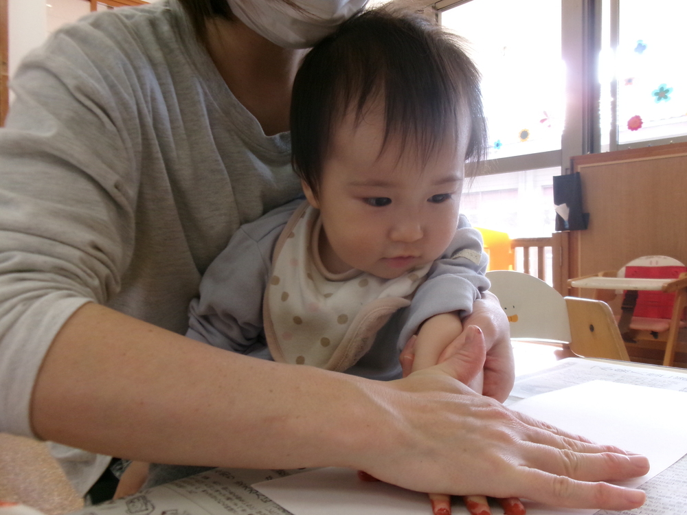 手形スタンプの様子  (1)