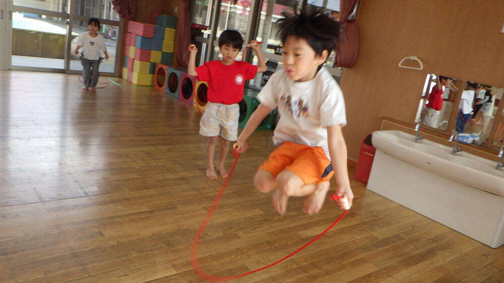 なわとびに挑戦する子ども (1)