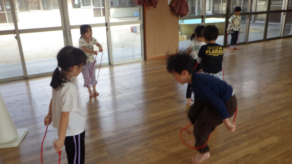 なわとびに挑戦する子ども (2)