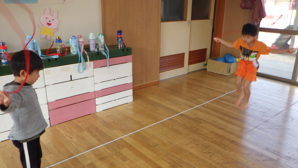 なわとびに挑戦する子ども (3)
